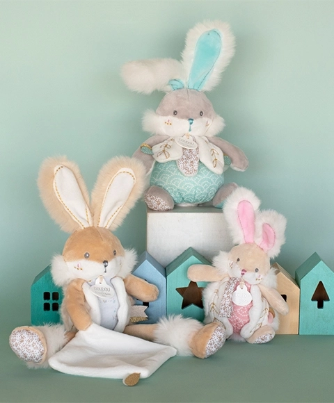 Plyšový zajačik s hrkálkou a držiakom na cumlík 21 cm