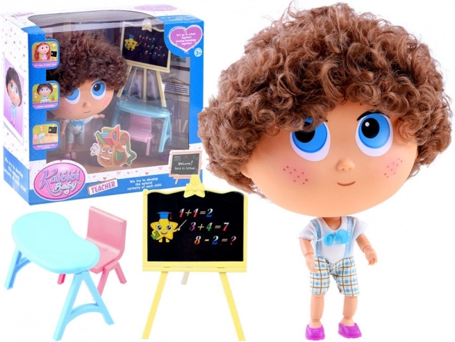 Bábika učiteľ Tymek – školská sada s tabuľou a stolíkom – Modrá