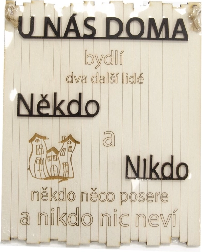 Drevená dekoračná tabuľka „Niekto a nikto…“ 21 × 25 cm