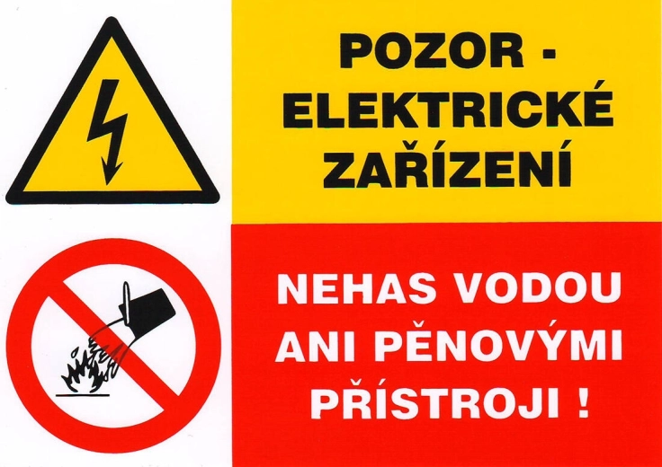 Samolepiaca bezpečnostná tabuľka – Pozor elektrické zariadenie, nehas vodou ani penovými prístrojmi (105 × 74 mm)
