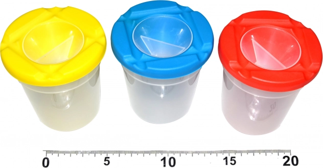 Pohárik na vodu s uzatvárateľným viečkom a držiakom štetcov