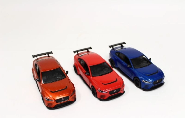 Model auta Jaguar XE SV Project 8 s projektorom, 4x4 - 1 kus