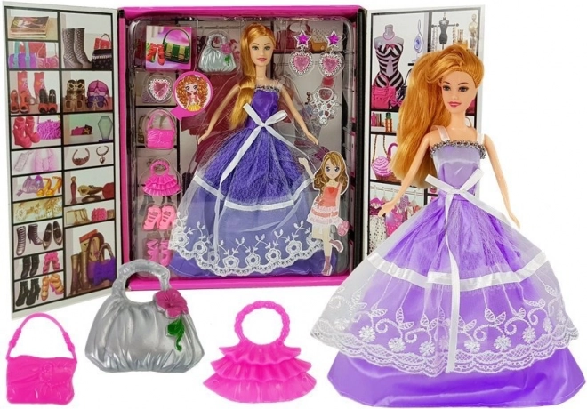 bábika vo fialových šatách s doplnkami – kabelky, šperky a lodičky