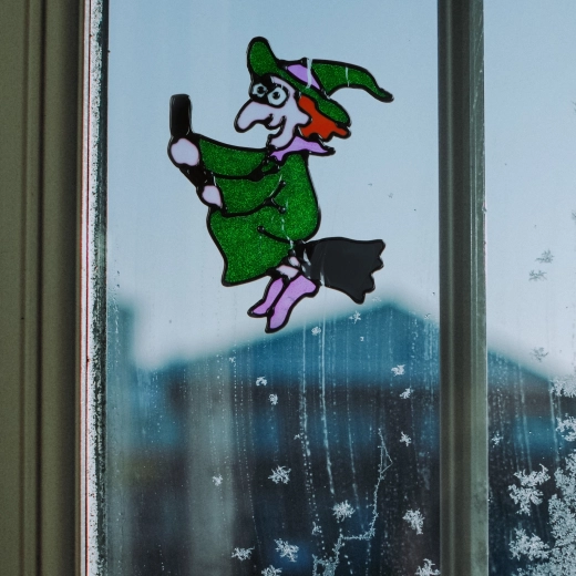Halloweenska dekorácia na okno s trblietavou čarodejnicou
