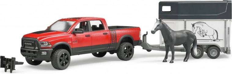 Bruder terénne auto s prívesom na kone