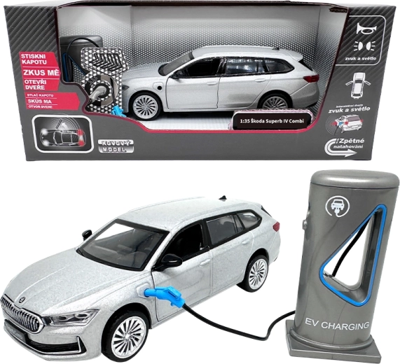Kovový model Škoda Superb IV Combi 1:35 so zvukom a svetlami, strieborno sivá