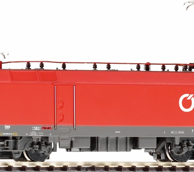 Elektrická lokomotíva Taurus ÖBB s dvojicou pantografov H0