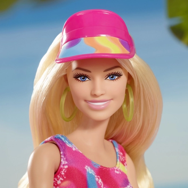 Barbie v filmovom oblečení na kolieskových korčuliach