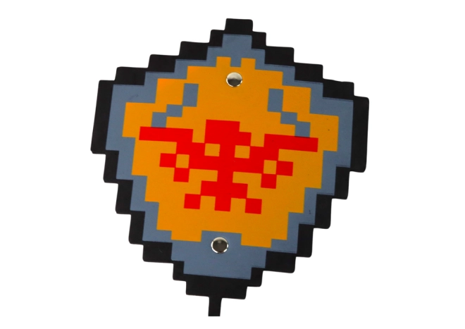 Štít s pevným úchopom a výrazným pixelovým dizajnom