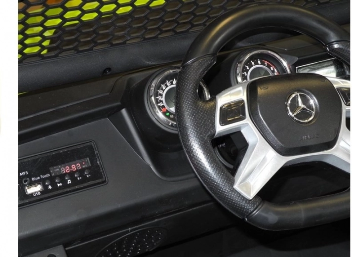 Podsvietený kokpit a multimédiá