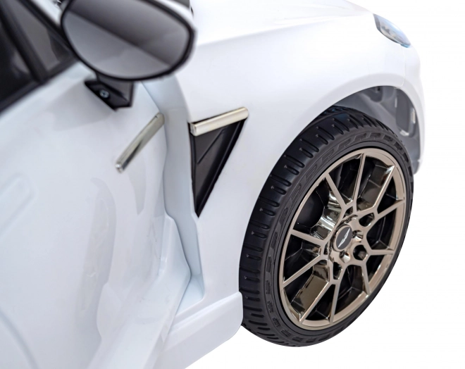 Pojazd Aston Martin DBX biely