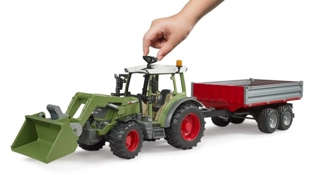 Farmár - Traktor Fendt Vario 211 s vlekom a nakladačom