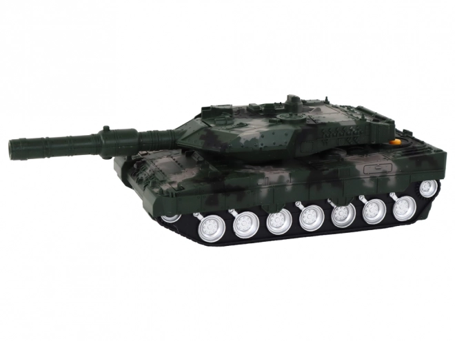 Zelený RC tank so strieľaním a svetlami