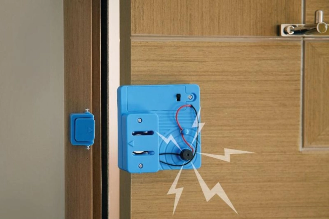 Hlasitý alarm pri otvorení dverí