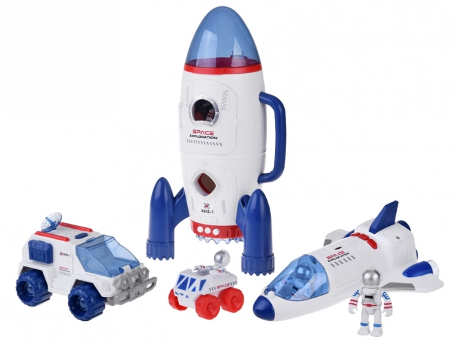 Kosmická základňa s raketou a astronautmi