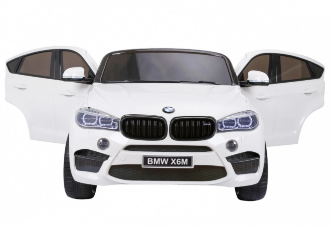 BMW X6M XXL pro 2 deti Biela + diaľkové ovládanie + eko koža + bezpečnostné pásy + pomalý rozjazd + MP3 USB + LED