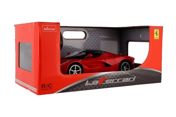 RC červené Ferrari na diaľkové ovládanie