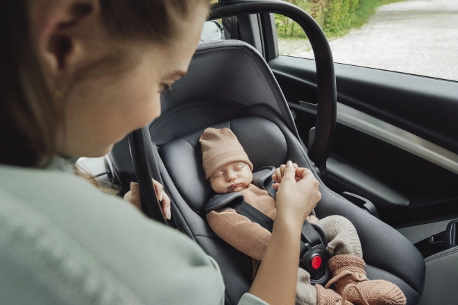 Autosedačka pre deti Baby Safe Core v čiernej farbe