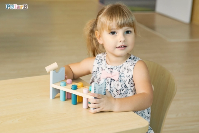 VIGA PolarB Drevená lavička s kladivkom – Montessori hračka