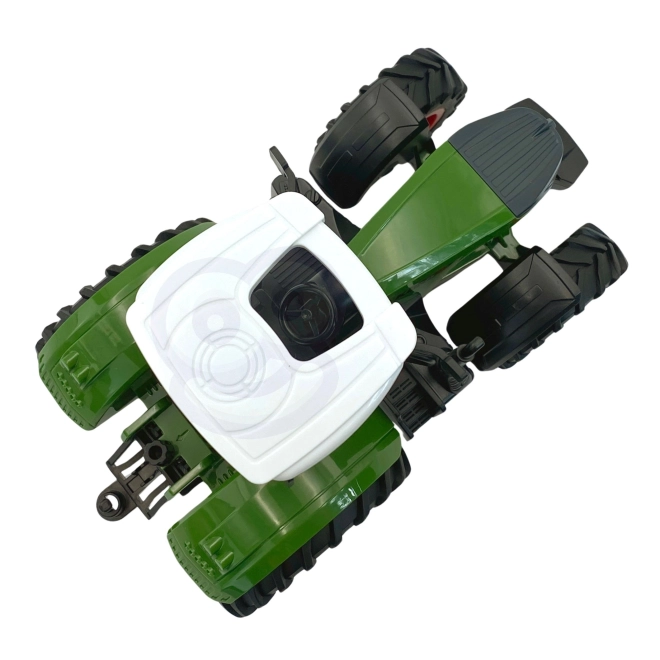 Zelený traktor s gumovými kolesami