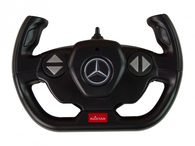 Červený nákladný automobil s úchytným ramenom Mercedes