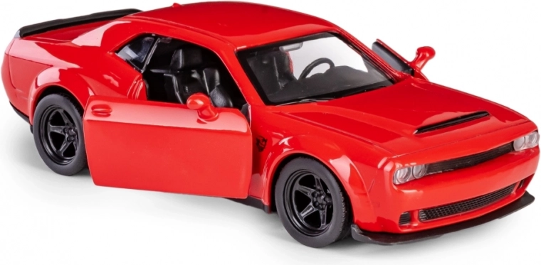 Otváracie dvere a detailný interiér