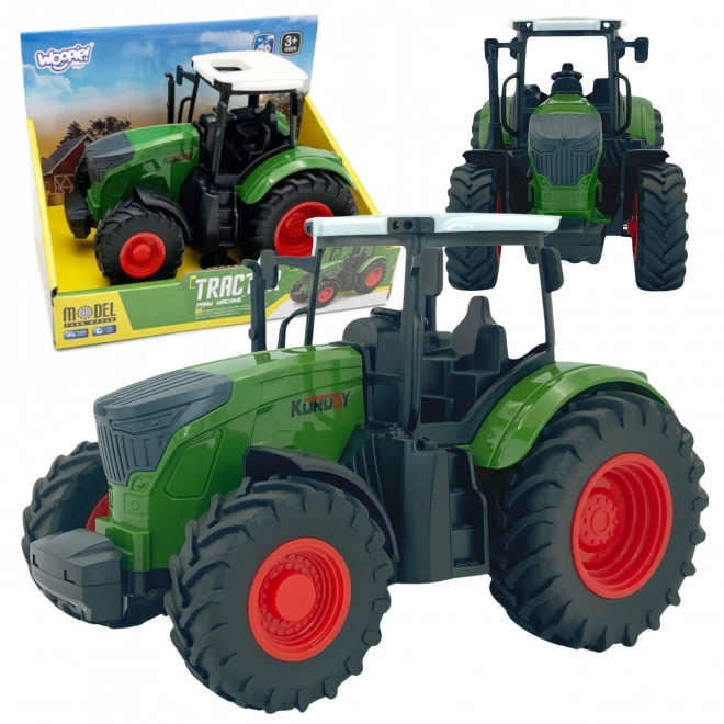 Zelený traktor s gumovými kolesami