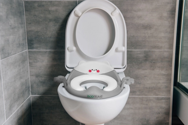 Detská toaletná sedátko s rúčkami a mäkkým vankúšom šedá ECOTOYS