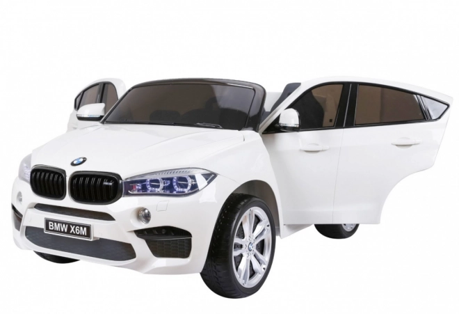 BMW X6M XXL pro 2 deti Biela + diaľkové ovládanie + eko koža + bezpečnostné pásy + pomalý rozjazd + MP3 USB + LED
