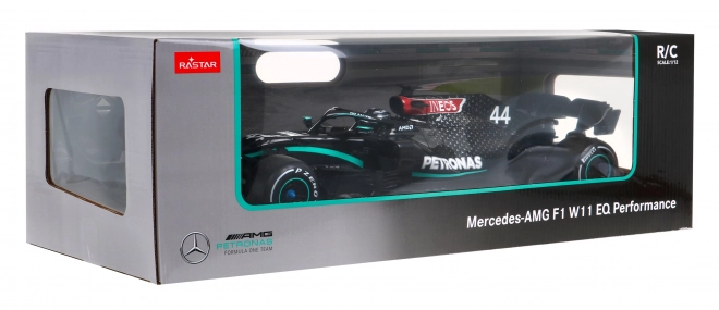 Mercedes-AMG F1 W11 EQ Performance z diaľkovo ovládaným modelom