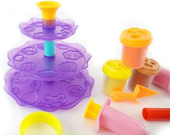 Poschodový cukrársky stojan na vystavenie výtvorov