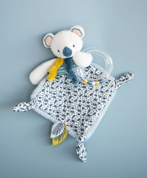 Doudou darčeková sada - koala Yoca s hrkálkou 22 cm