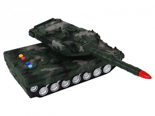 Zelený RC tank so strieľaním a svetlami