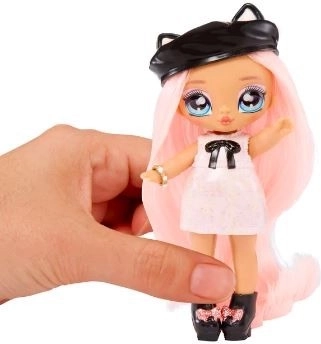 Roztomilá mini bábika pripravená na hru
