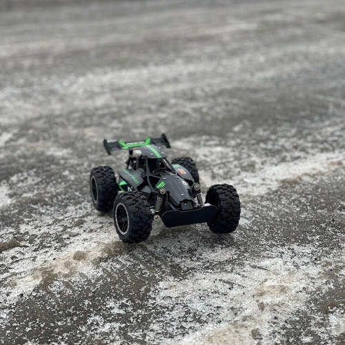 Závodné auto na diaľkové ovládanie pre terénnu jazdu