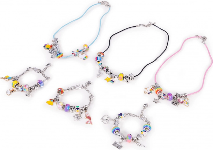 Farebné koráliky a kúzelné prívesky