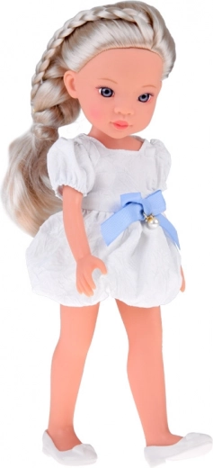 Elegantný outfit s perlovým detailom