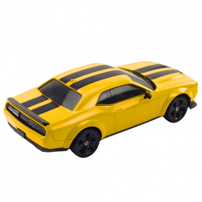 Závodné auto na drift s výmennými kolesami - Diaľkovo ovládané 4WD RC auto žlté