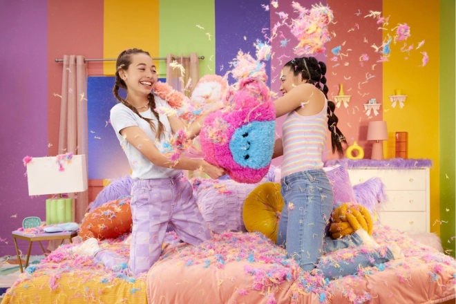 Vankúš Fluffie Stuffiez Pillow Fight dúha