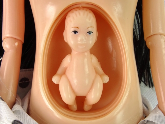 Interaktívna tehotná bábika