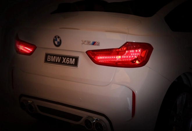 BMW X6M XXL pro 2 deti Biela + diaľkové ovládanie + eko koža + bezpečnostné pásy + pomalý rozjazd + MP3 USB + LED