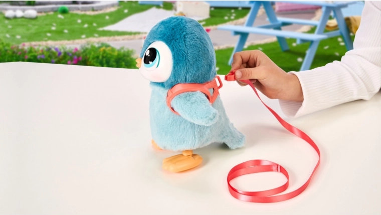 Chodí, kolíše sa a máva krídlami