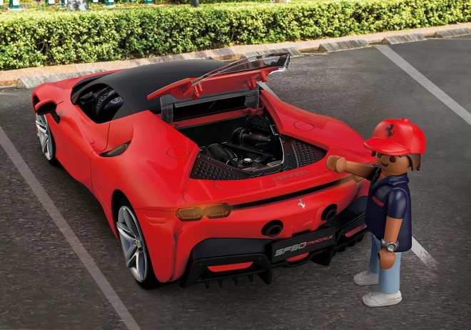 Detailný motor V8 a otváracia zadná kapota