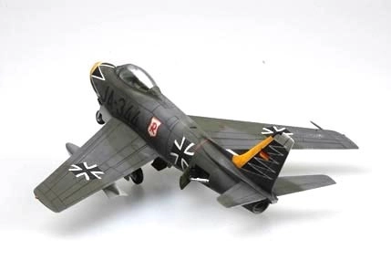 Plastikový model lietadla F-86 Sabre