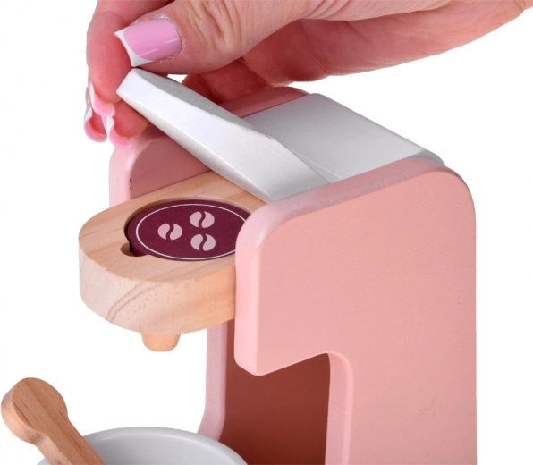 Kapsulový kávovar so šálkou a lyžičkou