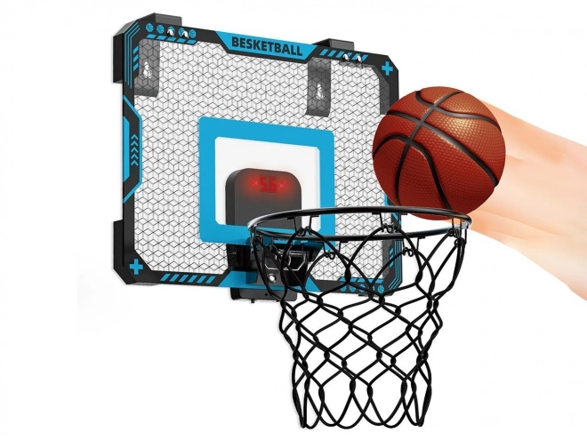 Basketbalová tabuľa s loptou a pumpou