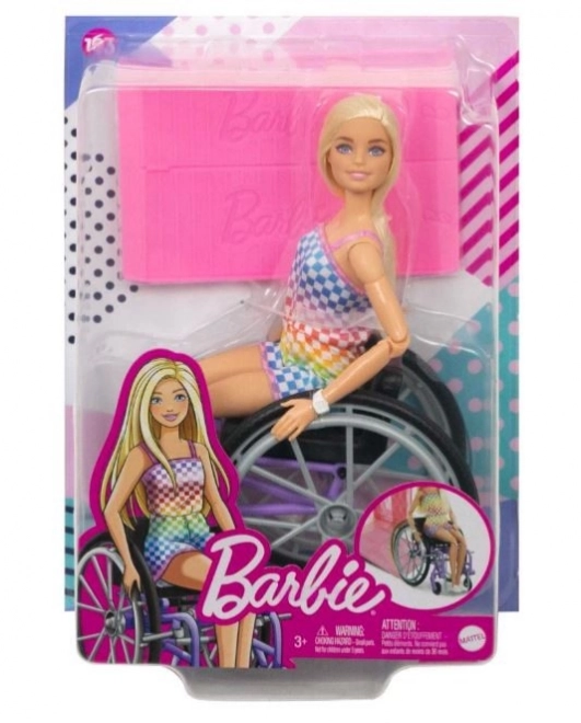 Barbie bábika na vozíku v kockovanom overale