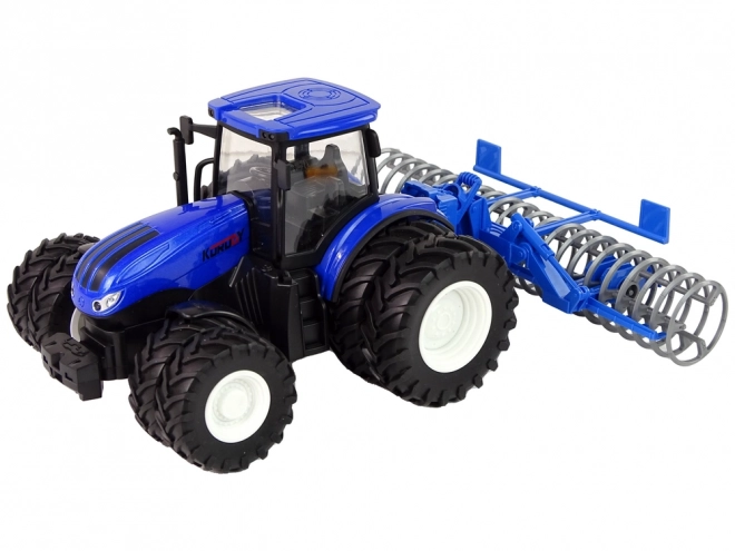 Zábavný diaľkovo ovládaný traktor 1:24 s modrým kovovým tanierovým agregátom