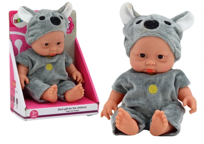 Malá bábika bábätko šedé oblečenie čiapka koala