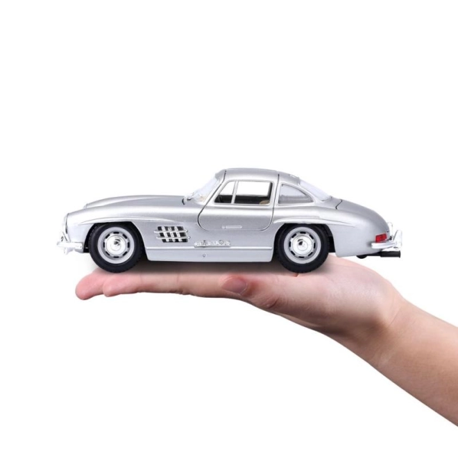 Bburago 1:24 Mercedes Benz 300SL strieborný 18-22023